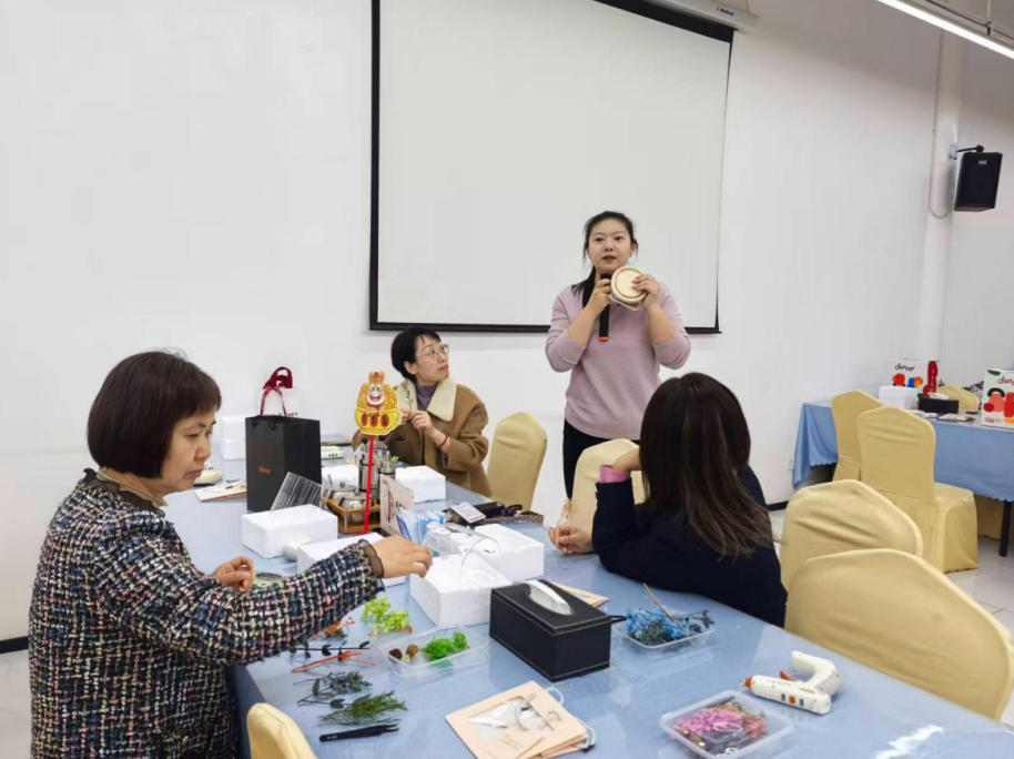 春日虫趣绽芳华 指尖微影暖巾帼 —— 陕...