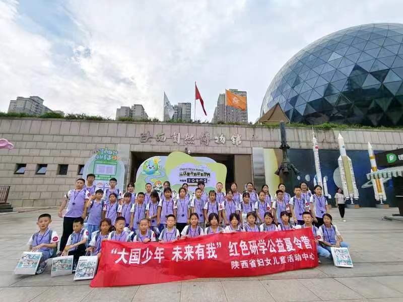 科技点亮梦想 --留守儿童体验“液压机械手”科普活动
