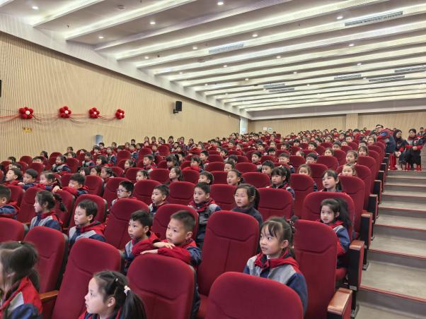 探索生命奥秘 点燃科学梦想—— “长颈鹿的长脖子之谜”科普讲座走进雁塔区第一小学