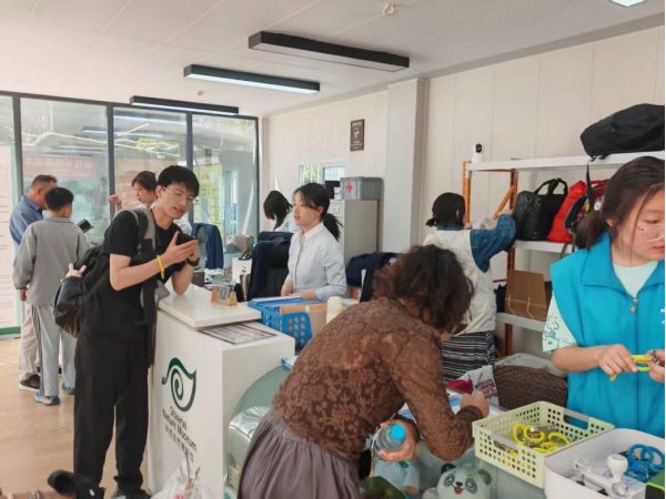 暖心服务迎宾客 趣味活动燃假期 ——游客...