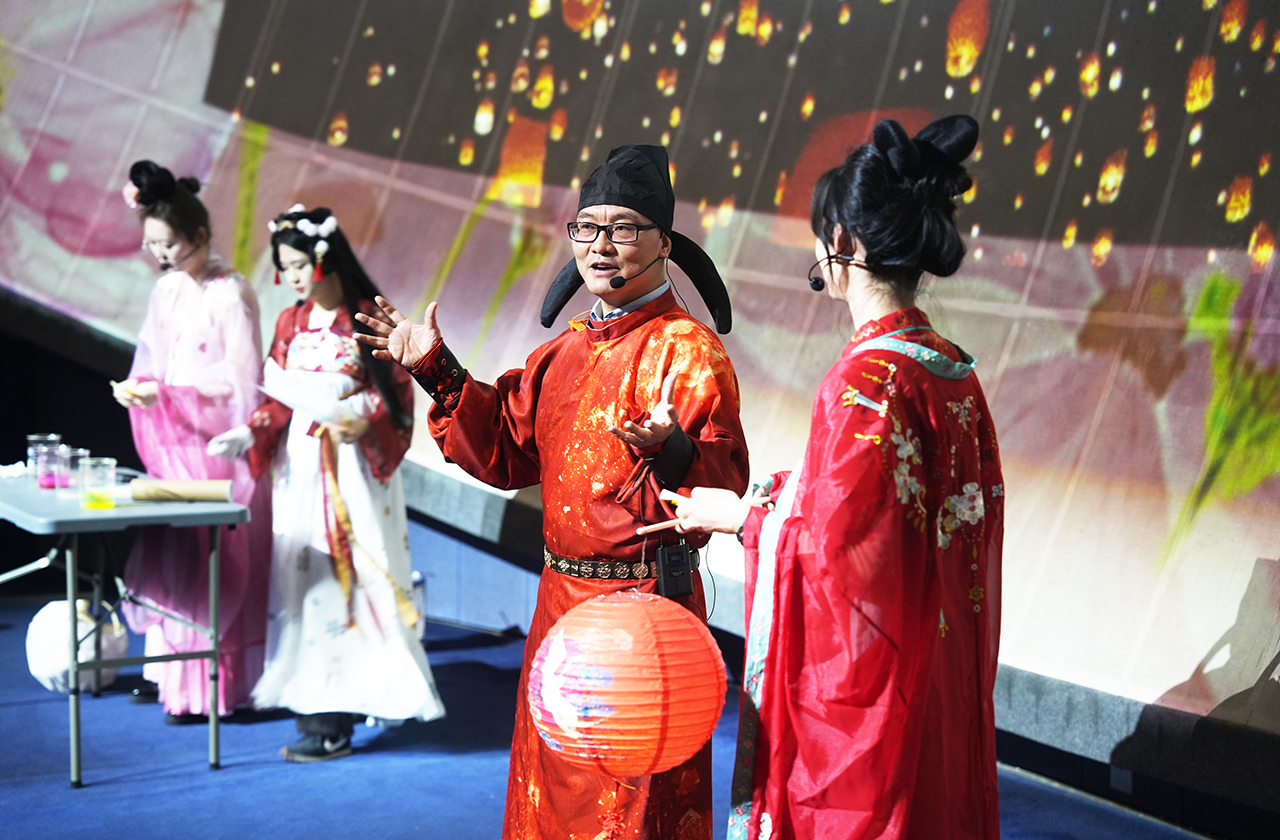 陕西自然博物穹幕影院升级设备保障公益科普实验剧展演
